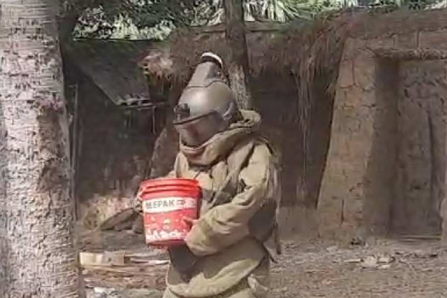 উদ্ধার হওয়া বোমা নিষ্ক্রিয় করছে বম্ব স্কোয়াড।