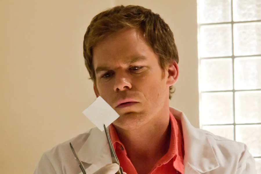 ছোটবেলায় মাকে খুন হতে দেখে ডেক্সটার মানসিক ভাবে বিপর্যস্ত হয়ে পড়েন। বড় হতেই খুন করার নেশা চেপে ধরে তাঁকে। তবে খুন করতেন কেবল সমাজের দুর্নীতিগ্রস্ত এবং অপরাধীদের। যদিও দিল্লির আফতাব সে রকম কোনও কারণে খুন করেননি।