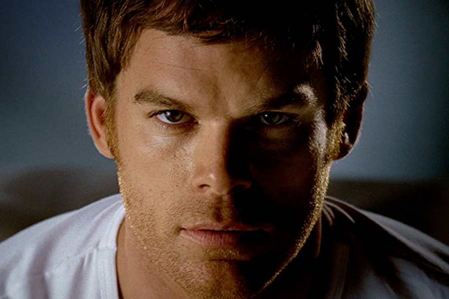 গল্প যত নতুন মোড় নেয়, তত খুলতে থাকে ডেক্সটারের জীবনের জট। জানতে পেরেছিলেন যে তাঁর জন্মদাতা বাবাও ছিলেন সিরিয়াল কিলার। সিরিয়াল কিলার ছোট বোনও।