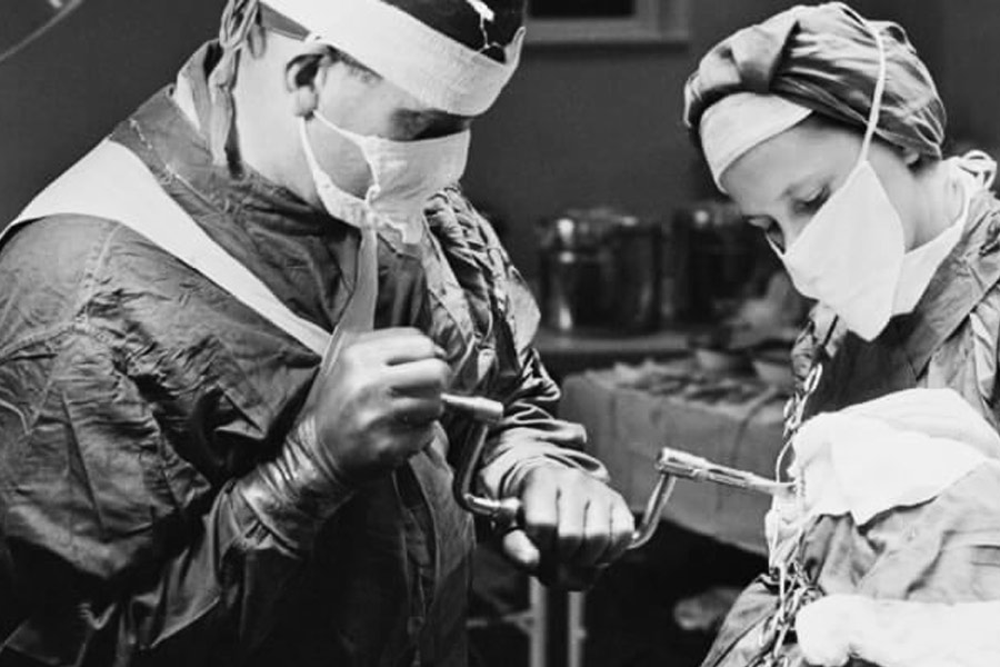 চিকিৎসার জন্য কার্স্টেনকে নেদারল্যান্ডসের একটি নবনির্মিত মানসিক হাসপাতালে ভর্তি করানো হয়েছিল। অভিযোগ, মানসিক হাসপাতালে ভর্তির পরে তাঁর মৃত্যু হলে কার্স্টেনের মস্তিষ্ক বিনা অনুমতিতে সরানো হয়।