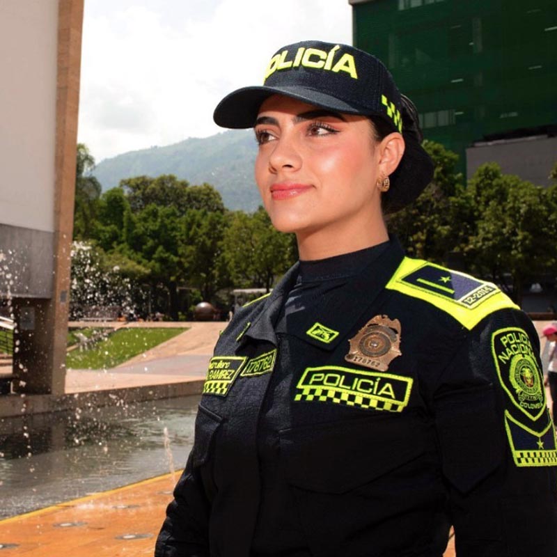 খাকি পোশাকে হাতে হাতকড়া এবং লাঠি— এমন চেহারা চোখের সামনে ভেসে উঠলে সম্মানের সঙ্গে সঙ্গে মনে কোথাও ভয়ের উদ্রেকও হয়। পুলিশকে এড়িয়ে চলার স্বভাবও থাকে অনেকের।