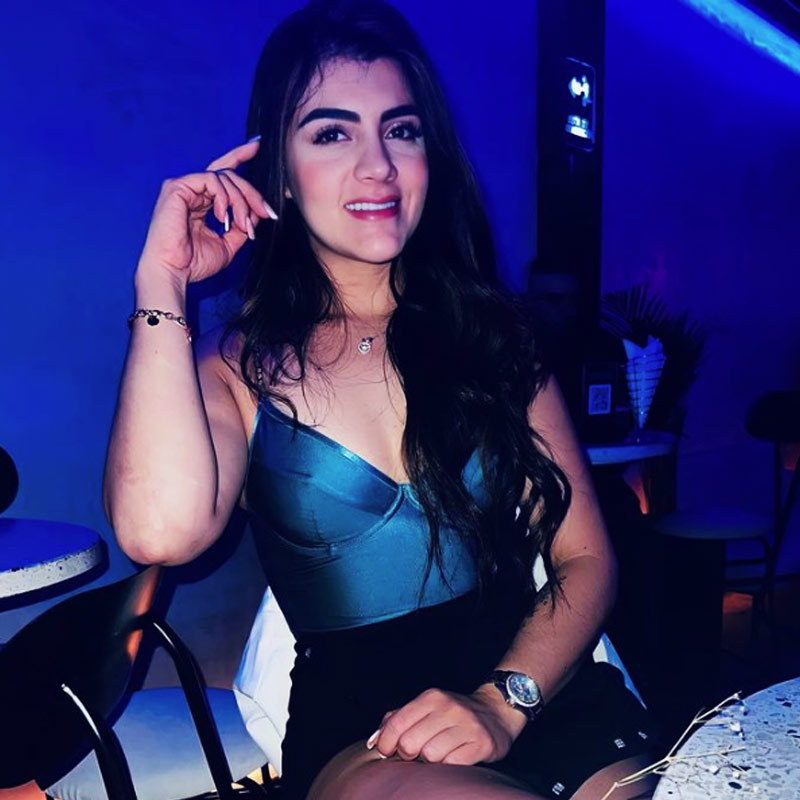 কিন্তু কলোম্বিয়ার মেডেলিনের কাহিনিটা একটু অন্য রকম। পুলিশের সমাজমাধ্যমে যে অ্যাকাউন্ট রয়েছে, তাতে পোস্ট করা সমস্ত ছবি এবং ভিডিয়োতে মন্তব্যের বন্যা বইয়ে দিচ্ছেন কলোম্বিয়ার বাসিন্দারা। তাঁরা সবাই নাকি পুলিশের রূপে মুগ্ধ।