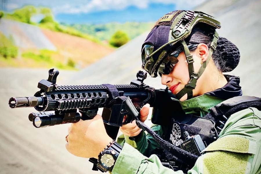 সম্প্রতি একটি পুরস্কারও পেয়েছেন তিনি। পুলিশে কর্মরত হয়েও তিনি অনলাইন মাধ্যমে যে ধরনের বিষয়বস্তুর উপর কাজ করে দর্শকের কাছে পৌঁছচ্ছেন, সেই কারণেই এই পুরস্কার দেওয়া হয়েছে তাঁকে।