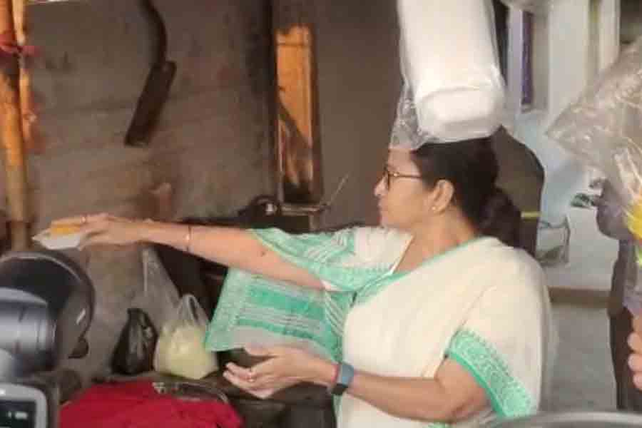 চপ বিলি করছেন মুখ্যমন্ত্রী মমতা বন্দ্যোপাধ্যায়।