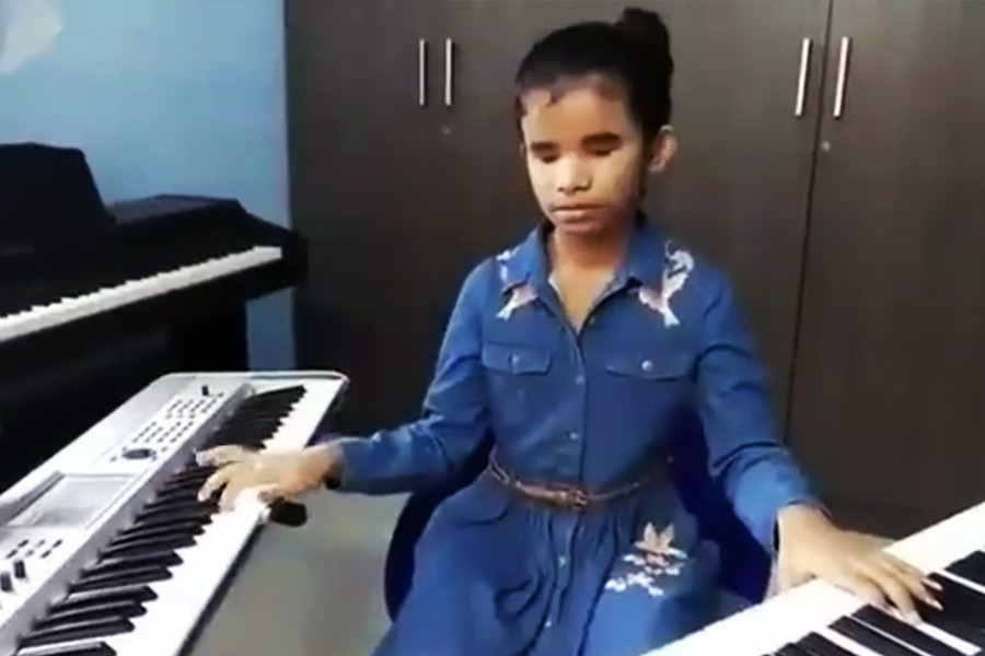 পোস্ট করার কিছু সময়ের মধ্যেই সমাজমাধ্যমে ছড়িয়ে পড়ে ভিডিয়োটি। সাহানার প্রশংসায় পঞ্চমুখ সকলেই।