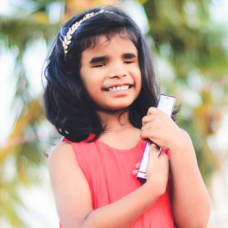 কিন্তু সাহানা যে একেবারেই অপরিচিত মুখ, তা নয়। গানের জন্যই দক্ষিণ ভারতে পরিচিত সে।