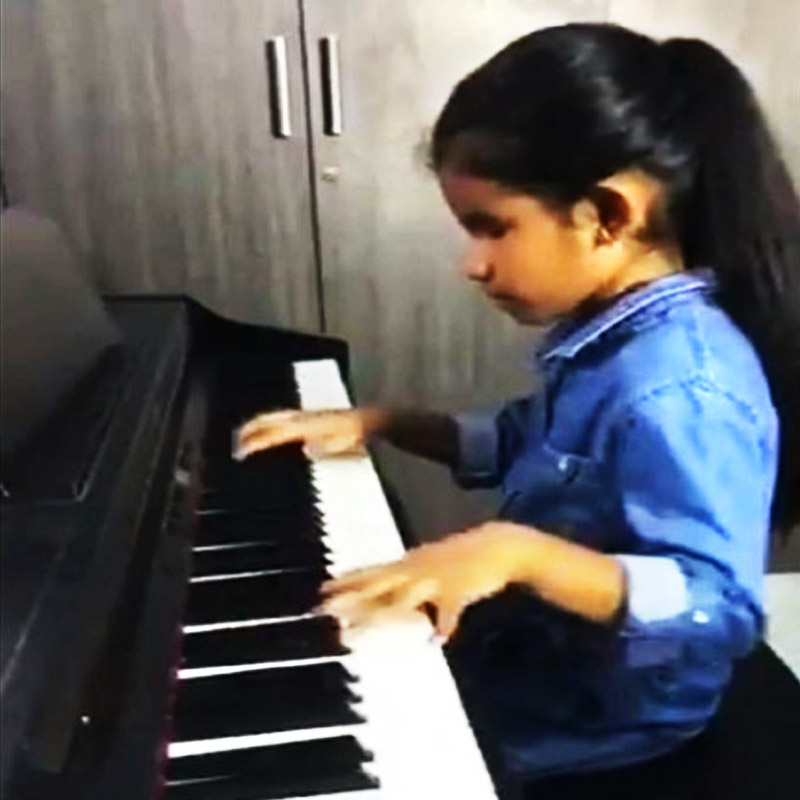 তামিলনাড়ুর চেন্নাইয়ে ২০১০ সালে জন্ম সাহানার। ছোট থেকেই চোখে দেখতে পায় না সে।