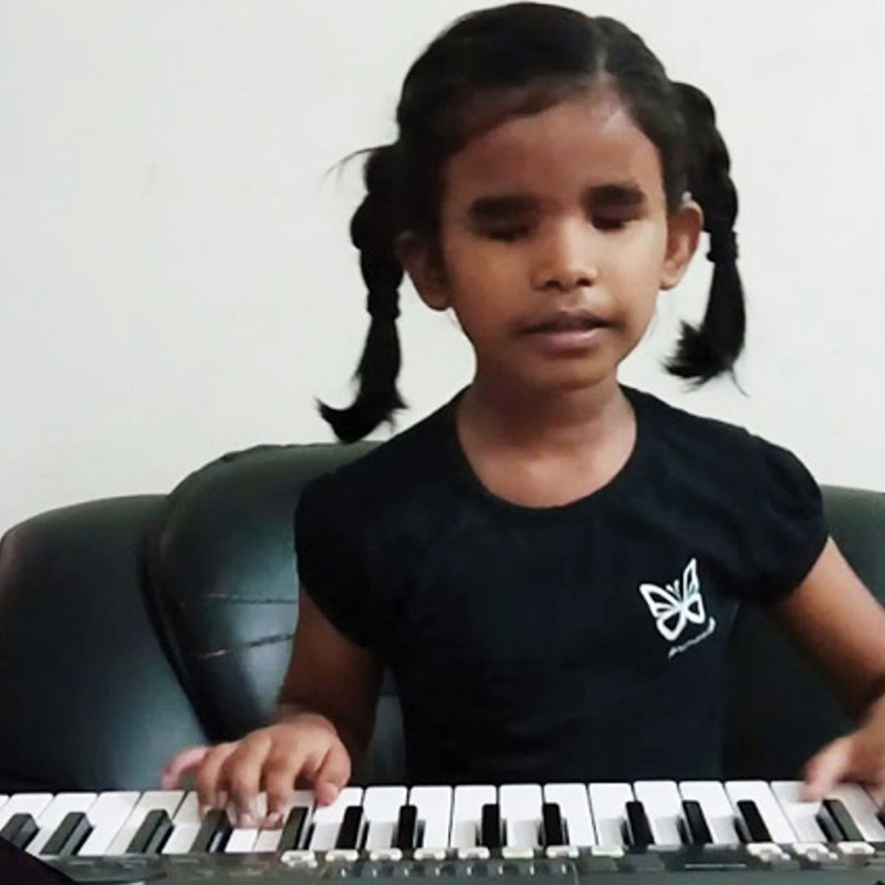 কিন্তু কখনও এই কারণে থেমে থাকেনি সে। ৪ বছর বয়স থেকেই সঙ্গীতচর্চা করছে সাহানা।