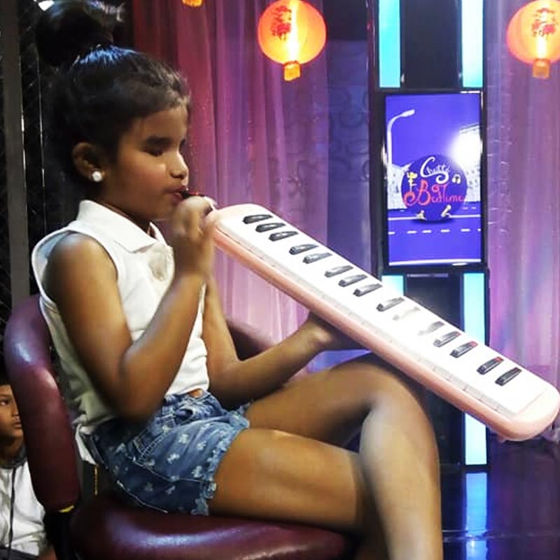 অসাধারণ সঙ্গীত পরিবেশনের সঙ্গে সঙ্গে নানা রকমের বাদ্যযন্ত্র বাজাতেও পটু সাহানা।