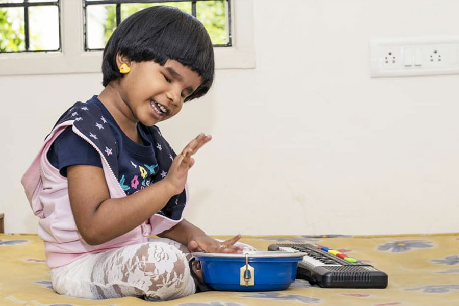 বাড়িতে ক্যামেরার সামনে বসে বিভিন্ন বাদ্যযন্ত্র বাজিয়ে গান করে সেই ভিডিয়ো সমাজমাধ্যমে নিজের অ্যাকাউন্ট থেকে পোস্ট করে সাহানা।