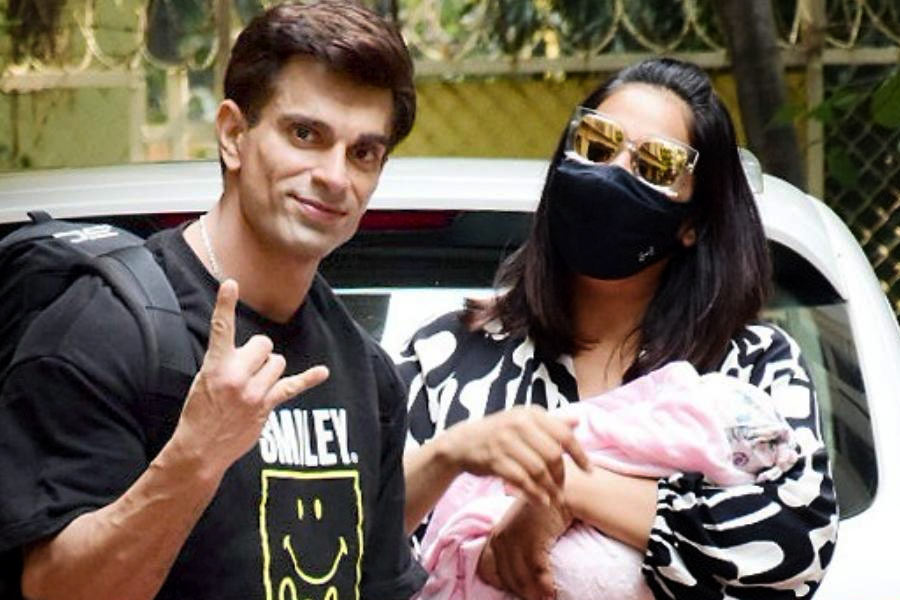 মেয়ে কোলে ঘরে ফিরলেন কর্ণ-বিপাশা।