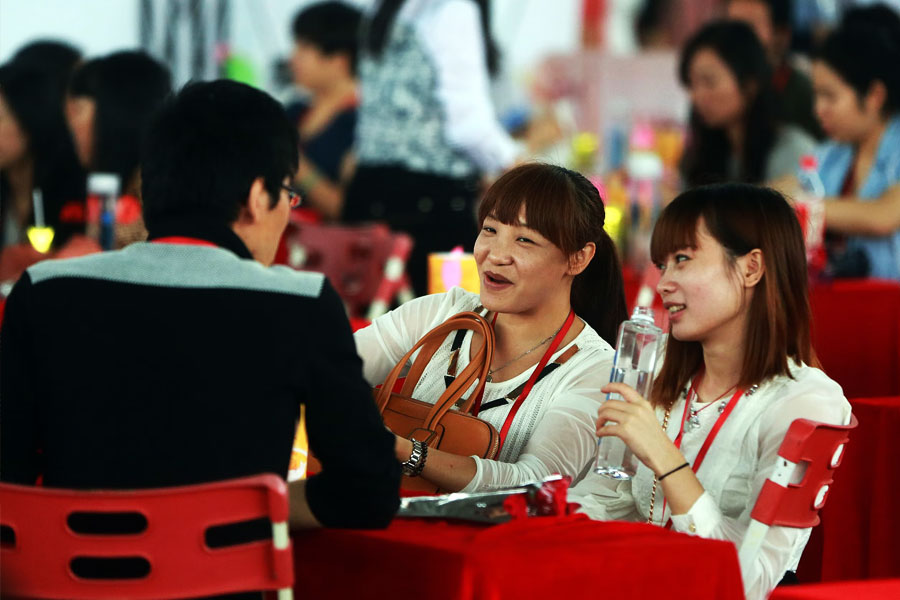 এই শহরে কোনও পুরুষের এক জন বান্ধবী থাকা রীতিমতো লজ্জাজনক। অন্তত দু’জন বান্ধবী না থাকলে মান থাকে না। এমনকি এই বিষয়টিতে আপত্তি থাকে না তাঁদের বান্ধবীদেরও। বিশ্বাস করতে কষ্ট হলেও এই পৃথিবীতেই রয়েছে এমন এক শহর।