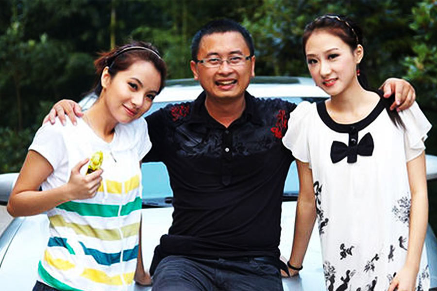 চিনের গুয়াংডং প্রদেশের ডনগুয়ান শহরে এমনটাই রীতি। এক জন পুরুষের অন্তত দু’জন বান্ধবী সেখানে।