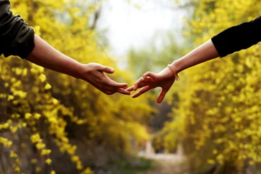 লি বিন নামে এক শ্রমিক বলেন, ‘‘এই শহরে কাজের থেকে বান্ধবী খুঁজে পাওয়া অনেক সহজ। আমার তিন জন বান্ধবী রয়েছে। একে অপরের সঙ্গে পরিচিত  তাঁরা।’’