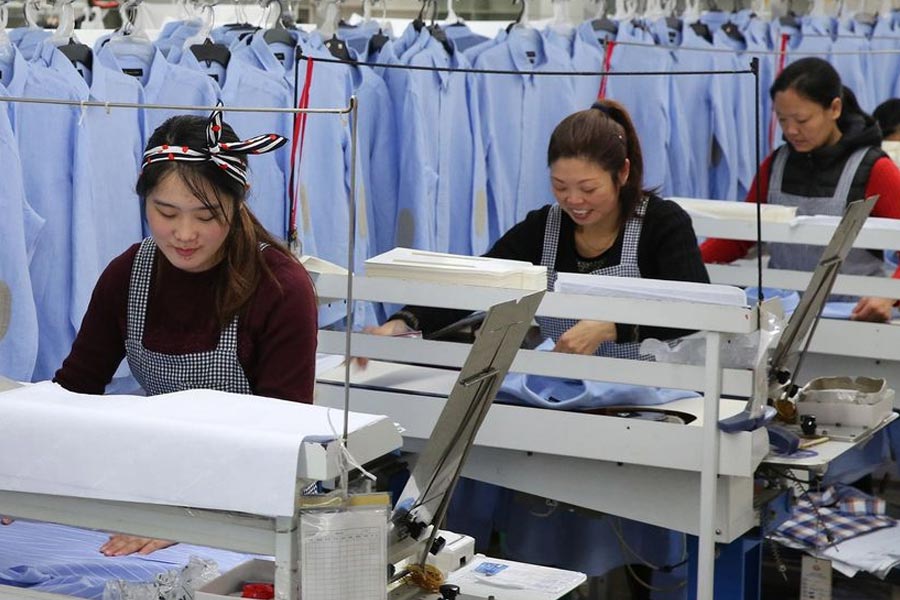 ডনগুয়ানে বহু পুরুষই কাজ পান না। নয়তো সামান্য রোজগার করেন। তাঁদের খরচ চালান বান্ধবীরাই।