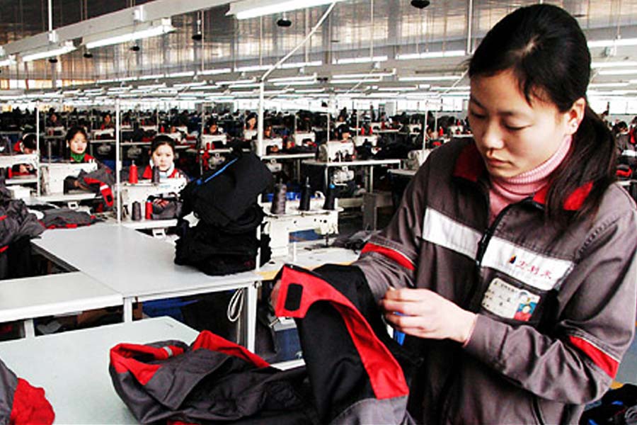 অনেক চেষ্টার পরেও চাকরি পাননি এয়ি। সেই বেকার যুবক বলেন, ‘‘ডনগুয়ানে প্রচুর মহিলা রয়েছেন, যাঁদের চাকরি নিয়ে কোনও সমস্যা নেই। তাঁরা শুধু এক জন পুরুষ চান।’’