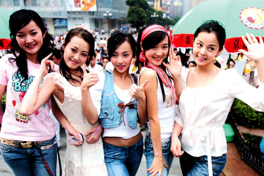 তরুণ বয়সে পুরুষদের একাধিক সঙ্গী নিয়ে মাথাই ঘামান না মহিলারা। খুব কম ক্ষেত্রে হয়তো প্রেমিকের অন্য সঙ্গীর সঙ্গে বিবাদে জড়িয়ে পড়েন তাঁরা। এ কথা জানিয়েছেন শহরের এক সমাজকর্মী।