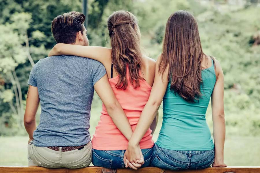 এই শহরের প্রায় সব পুরুষই বহুগামী, বেকার সঙ্গীর খরচ চালান বান্ধবীরাই!