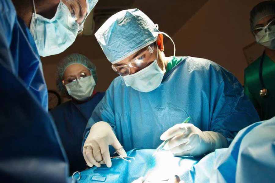 অবসরের পর ভুবনেশ্বেরের একটি বেসরকারি হাসপাতালে পরামর্শদাতা চিকিৎসক হিসাবে কর্মরত ছিলেন সোমনাথ। বাড়িতে স্ত্রী ঊষসী ছাড়া আর কেউ থাকতেন না। ছেলেমেয়ে দু’জনেই কর্মসূত্রে বিদেশে থাকতেন।