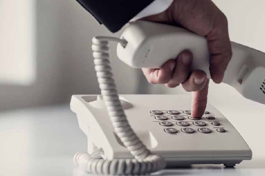 সোমনাথ-ঊষসীর সঙ্গে নিয়মিত ফোনে যোগাযোগ রাখতেন ছেলেমেয়েরা। কিন্তু কয়েক দিন ধরে ফোন করে না পাওয়ায় সোমনাথের ছেলে তাঁর মামা রঞ্জন সামালের সঙ্গে যোগাযোগ করে খোঁজ নিতে বলেন। রঞ্জন তখন সোমনাথের বাড়িতে যান। সোমনাথকে বাড়িতে দেখতে পেলেও, দিদি ঊষসীর সাড়াশব্দ পাচ্ছিলেন না তিনি। দিদি কোথায়, সোমনাথকে জিজ্ঞাসা করায় তিনি দাবি করেন, ঊষসী দুবাইয়ে গিয়েছেন মেয়ের কাছে। এখান থেকেই সন্দেহের সূত্রপাত।