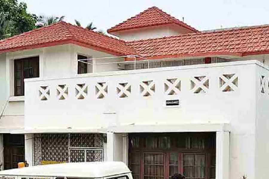 সোমনাথের বাড়ির ভিতর থেকে পচা গন্ধ পেয়েই সন্দেহ হয় রঞ্জনের। এর পরই পুলিশে সোমনাথের নামে একটি অভিযোগ দায়ের করেন তিনি। সেই অভিযোগ পেয়ে পুলিশ সোমনাথের বাড়িতে তল্লাশি অভিযান চালাতেই স্তম্ভিত হয়ে যায়।