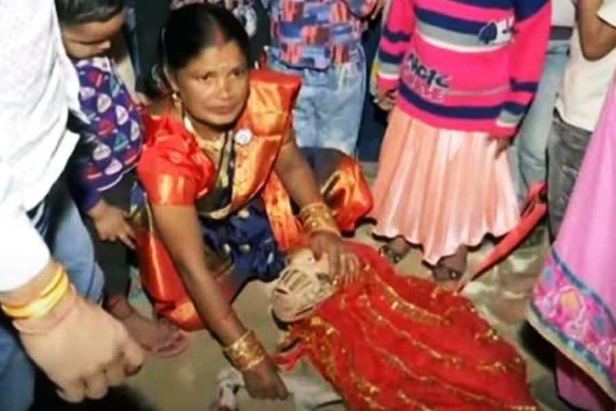 সমস্ত সামাজিক রীতিনীতি মেনেই আয়োজন করা হয়েছিল বিয়ের অনুষ্ঠান। রবিবার গুরুগ্রামের পালাম বিহার এলাকার জৈল সিংহ কলোনিতে এই ঘটনা ঘটেছে।