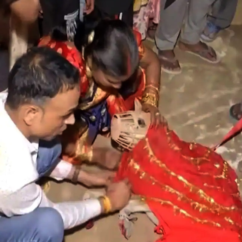 কনের নাম সুইটি। সবিতা ওরফে রানি দত্তক নিয়েছিলেন সুইটিকে। তাঁর স্বামী রাজা এক জন চা বিক্রেতা। এক সাক্ষাৎকারে রাজা জানিয়েছেন, তিনি এবং তাঁর স্ত্রী রানি তিন বছর আগে সুইটিকে দত্তক নিয়েছিলেন।