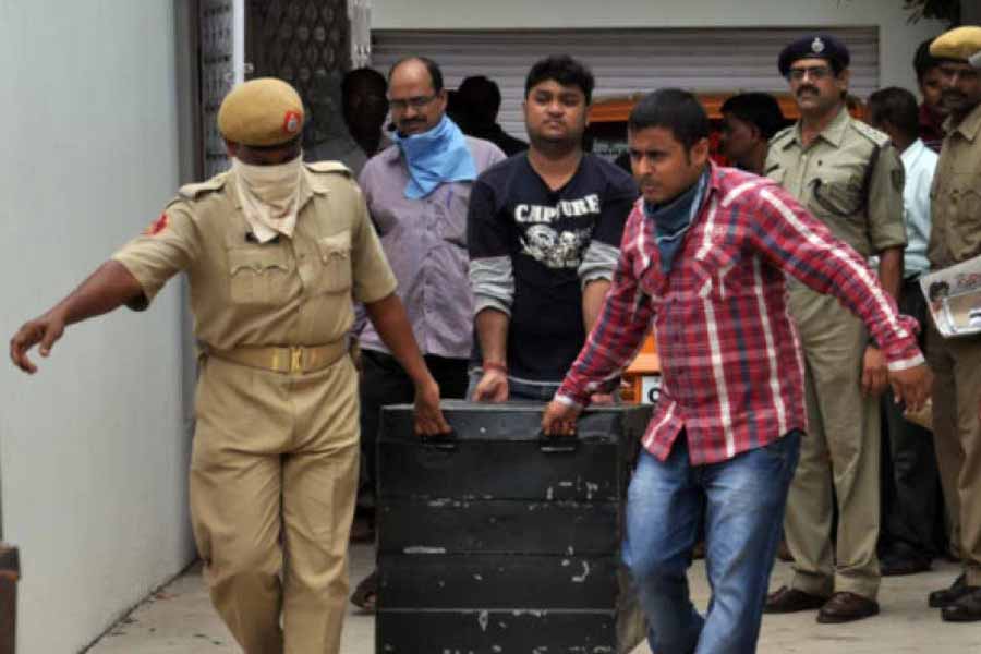 শুধু টিফিন বাক্সই নয়, ঘরের এক কোণে দু’টি বড় লোহার ট্রাঙ্কও উদ্ধার হয়। সেখানেও ঢুকিয়ে রাখা হয়েছিল মানবশরীরের অংশ। তার পরই গ্রেফতার করা হয়েছিল সোমনাথকে। 