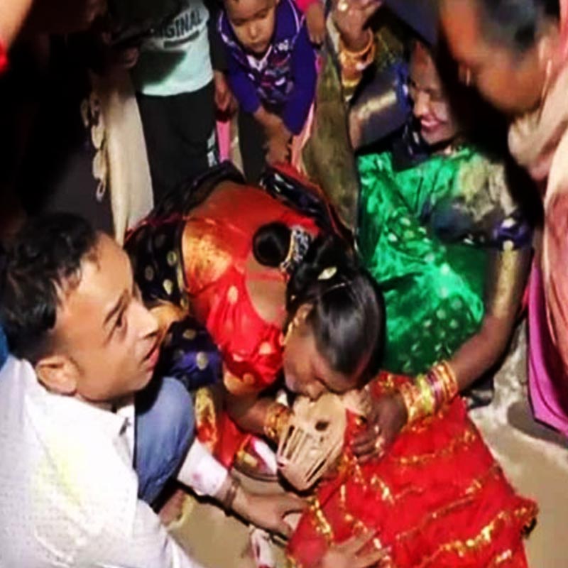 নিমন্ত্রিত অতিথিদের প্রতিক্রিয়া সম্পর্কে জিজ্ঞাসা করা হলে মনিতা বলেন, ‘‘কেউ কেউ খুব পছন্দ করেছেন, কেউ আবার পছন্দ করেননি। কিন্তু বাবা-মা হিসাবে আমরা খুশি। কে কী ভাবলেন তা নিয়ে কিছু যায় আসে না।’’