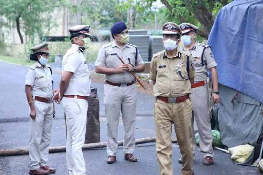 সোমনাথকে পুলিশ জেরা শুরু করতেই সে জানায় যে, রাগের বশে দেওয়ালে মাথা ঠুকে আত্মঘাতী হয়েছিলেন স্ত্রী। কিন্তু তাঁর কথায় অসঙ্গতি ধরা পড়তেই চেপে ধরে পুলিশ। তখন সোমনাথ জানান, স্ত্রীকে লোহার রড দিয়ে মাথায় আঘাত করেছেন তিনি। তার পর গলার নলি কেটে দেন।