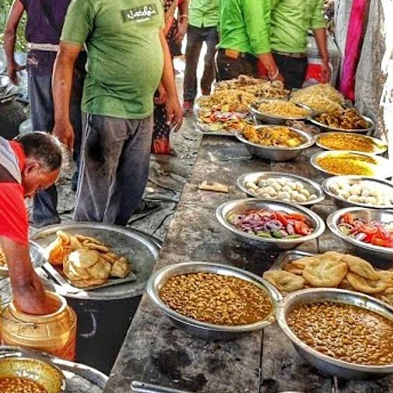 মালাবদল থেকে বিদায়— হিন্দু মতে বিয়ের সমস্ত আচার-অনুষ্ঠান পালন করা হয়। পাঁচ হাজার অতিথিকে নিমন্ত্রণও জানানো হয়েছিল এই অনুষ্ঠানে।