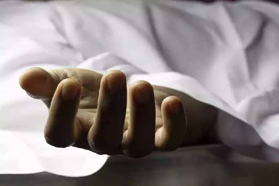 পুলিশ সূত্রে খবর, স্ত্রীর দেহ লোপাট করার পরিকল্পনাও করেন সোমনাথ। বাজার থেকে দু’টি বড় ট্রাঙ্ক, ২২টি টিফিন বাক্স কিনে আনেন তিনি। তার পর করাত দিয়ে উষসীর দেহ টুকরো টুকরো করেন।