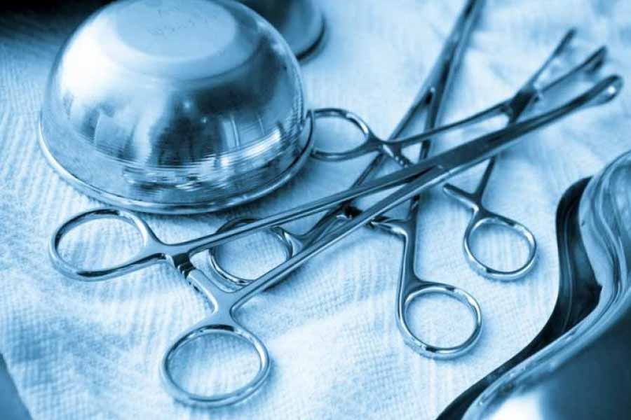 পুলিশ সূত্রে খবর, সেনায় চিকিৎসক হিসাবে কাজ করায় সেই অভিজ্ঞতাকেও কাজে লাগিয়েছিলেন সোমনাথ। ছুরি, করাত এমনকি অস্ত্রোপচারের বিভিন্ন সরঞ্জাম স্ত্রীর দেহ কাটতে এবং দেহাংশ টুকরো করার কাজে লাগিয়েছিলেন।