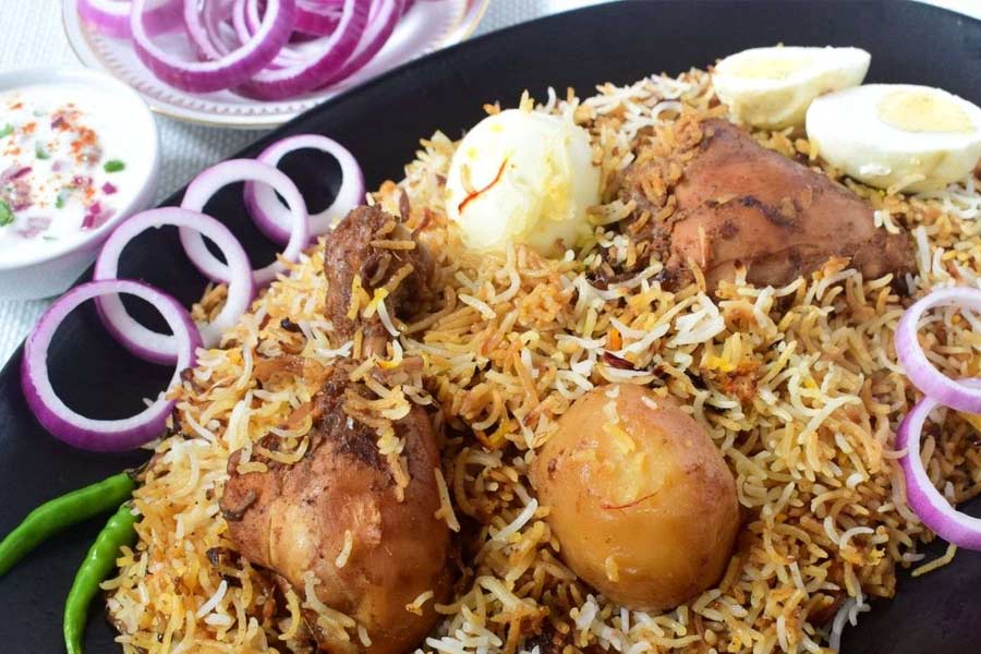 কনের নাম জাহ্নবী। বিয়ের মেনুর তালিকায় ছিল শুধু চিকেন বিরিয়ানি। কারণ, চিকেন বিরিয়ানি খেতেই সবচেয়ে বেশি ভালবাসে অ্যাসিড।