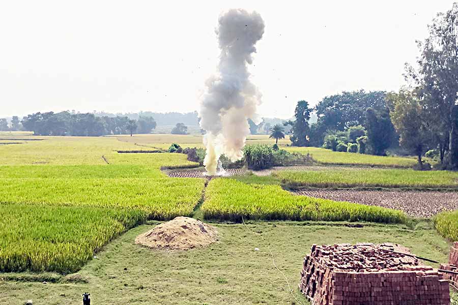 উদ্ধার হওয়া বোমা নিষ্ক্রিয় করা হচ্ছে। ছবি: পাপাই বাগদি।