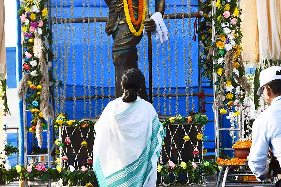 শ্রদ্ধা: বিরসা মুন্ডার মূর্তির সামনে মুখ্যমন্ত্রী। ছবি: দেবরাজ ঘোষ।