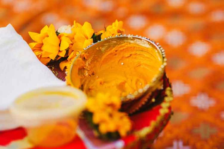হলুদ আশীর্বাদের প্রতীক
