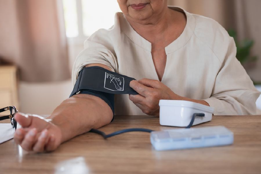 রক্তচাপ মাপার সময়ে ঢিলেঢালা পোশাক পরুন।