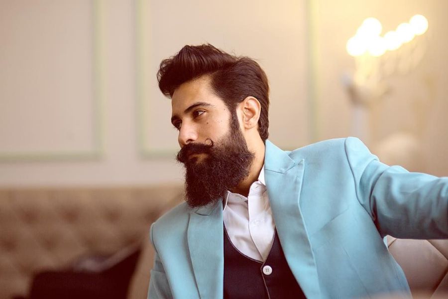 হিপস্টার বিয়ার্ড স্টাইল: চকোলেট বয় লুক নয়, বরং পৌরুষত্বকে নিখুঁত ভাবে ফুটিয়ে তোলে হিপস্টার বিয়ার্ড। বিয়ের লুকের জন্য এই স্টাইল কিন্তু ইদানিং ট্রেন্ড হয়ে গিয়েছে। 