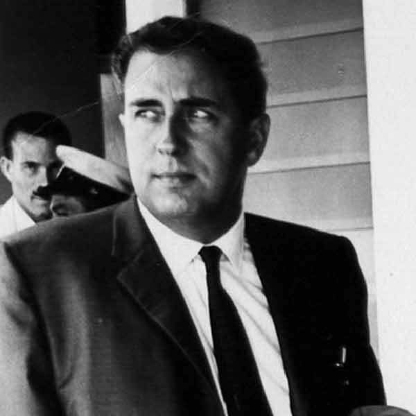 ১৯৯০ সালের ২২ মার্চ। বেলজিয়ামের রাজধানী ব্রাসেলসের একটি অ্যাপার্টমেন্টে পাওয়া গেল বিজ্ঞানী জেরাল্ড ভিনসেন্ট বুলের গুলিবিদ্ধ মৃতদেহ। জেরাল্ড কানাডার নাগরিক। বিশ্বের প্রথম সারির অস্ত্রবিজ্ঞানী। কে বা কারা তাঁকে খুন করল? কেন খুন করল? ঘটনা প্রকাশ্যে আসার সঙ্গে সঙ্গেই কৌতূহল ছড়িয়ে পড়ে বিশ্বের নানা প্রান্তে।