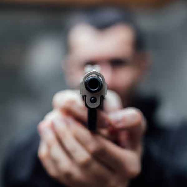 আরও একটি সূত্র দাবি করে, কলিং বেলের আওয়াজ শুনে জেরাল্ড দরজা খুলতেই তাঁকে পয়েন্ট ব্ল্যাঙ্ক রেঞ্জ থেকে গুলি করে তিন আততায়ী।