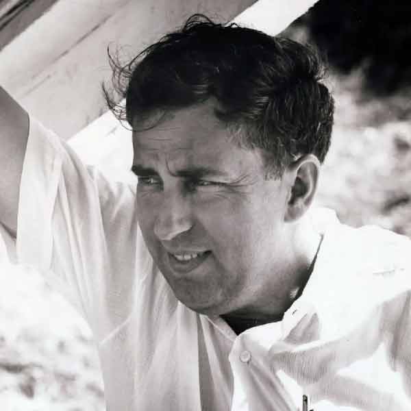 কিন্তু কেন খুন হলেন জেরাল্ডের মতো এক জন বিখ্যাত অস্ত্রবিজ্ঞানী তথা জ্যোতির্পদার্থবিদ? কিনারা হয়নি আজও। তবে অনেকের সন্দেহ, ইজরায়েলের গুপ্তচর সংস্থা মোসাদ খুন করিয়েছিল জেরাল্ডকে। জেরাল্ডের মৃত্যুর পর তাঁকে নিয়ে অনেক ‘ভুয়ো’ তথ্যও ইউরোপীয় সংবাদমাধ্যমে ছড়ানো হয় বলে অভিযোগ।  কিন্তু কেন? তার ইঙ্গিত রয়েছে জেরাল্ডের কর্মকাণ্ডেই।