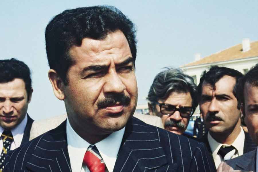 ইরাকের একনায়ক শাসক সাদ্দাম হুসেনের সঙ্গে হাত মিলিয়েছিলেন জেরাল্ড। তাঁদের লক্ষ্য ছিল, নতুন ধরনের মারাত্মক ক্ষমতাশালী অস্ত্র তৈরি করা। ওই সামরিক প্রকল্পের নাম ছিল ‘প্রোজেক্ট ব্যাবিলন’।  পরিকল্পনা সফল হলে তা আশঙ্কার কারণ হয়ে উঠতে পারত ইজরায়েলের কাছে। শুধু ইজরায়েল কেন, সাদ্দাম-জেরাল্ডের ‘স্বপ্নপ্রকল্পে’ দুঃস্বপ্নের মেঘ ঘনিয়েছিল আমেরিকার মনেও। মনে করা হয়, কানাডার ওই অস্ত্রবিজ্ঞানীর সঙ্গে ‘শত্রু’ ইরাকের ঘনিষ্ঠতা ভাল চোখে দেখেনি তেল আভিভ থেকে ওয়াশিংটন কেউই।