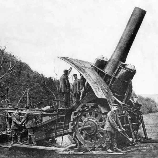 অতিকায় আগ্নেয়াস্ত্র তৈরির উদাহরণ তার আগেও অবশ্য রয়েছে। প্রথম বিশ্বযুদ্ধের কিছুটা আগে জার্মানি তৈরি করেছিল ‘বিগ বার্থা’ নামে এমনই একটি অতিকায় কামান। তা কাজে লাগানো হয়েছিল ওই বিশ্বযুদ্ধে।