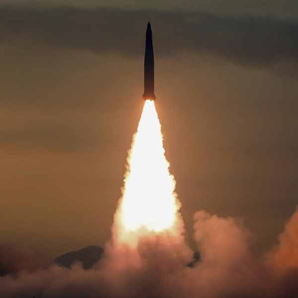 দু’টি বিশ্বযুদ্ধের পর অস্ত্রপ্রযুক্তি বেশ কয়েকটি লম্বা লাফ দিয়ে এগিয়ে গিয়েছে। অত্যাধুনিক রকেট, অত্যাধুনিক কামান এসেছে। নানা পাল্লার ক্ষেপণাস্ত্র এসেছে। কম্পিউটারের মাধ্যমে নির্ভুল লক্ষ্যে ছুড়ে দেওয়ার ক্ষমতা আয়ত্তে এসেছে। মানুষের ধ্বংসক্ষমতা আরও বেড়েছে।