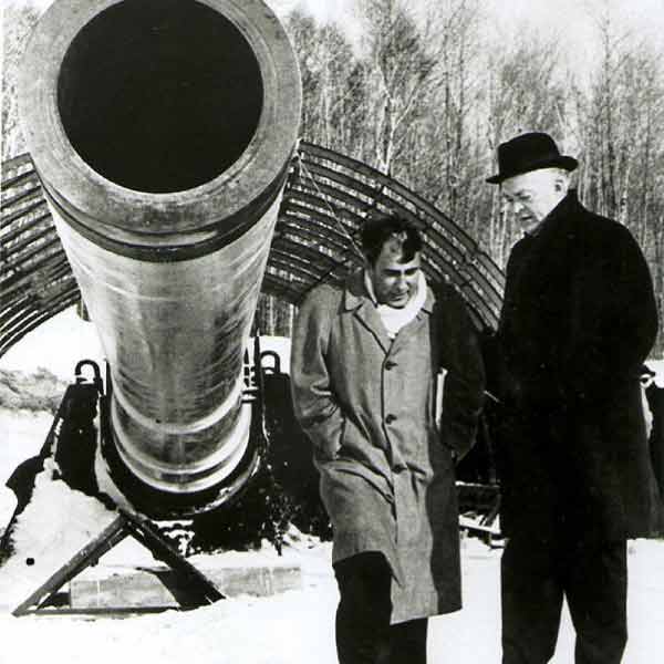 এমন কাজে জেরাল্ডের অভিজ্ঞতাও ছিল অনেক। কারণ, বহু দূরে এবং বহু উচ্চতায় নিক্ষেপ করা যায় (হাই অল্ডিটিউড রিসার্চ প্রোজেক্ট) এমন অস্ত্র তৈরিতে হাত পাকিয়েছিলেন জেরাল্ড। তিনি আমেরিকা এবং কানাডা সরকারের একটি যৌথ প্রকল্পে কাজও করেছিলেন এক সময়।