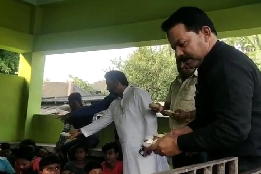 খণ্ডঘোষের বাদুলিয়া গ্রামে রসগোল্লার পাঠশালা।