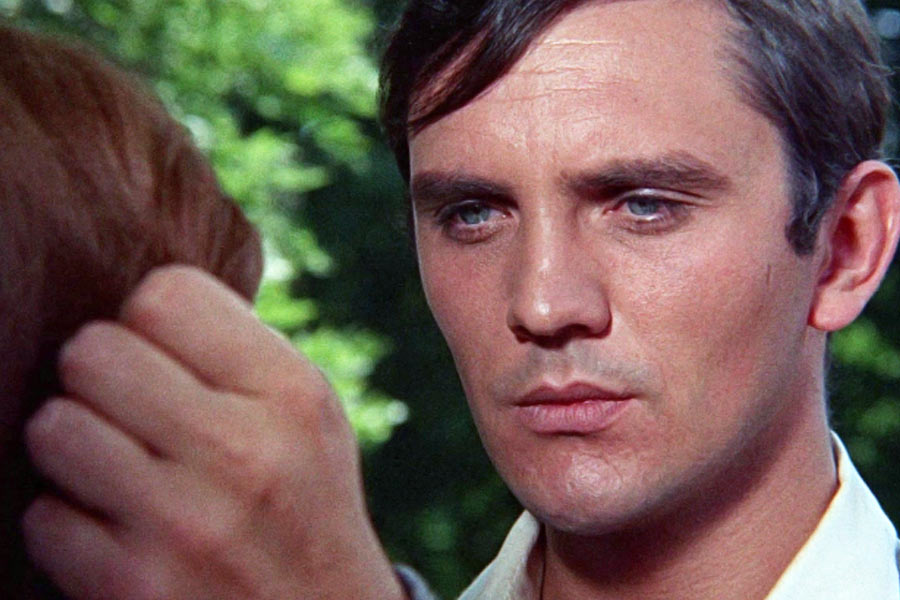 ১৯৬৩ সালের জন ফাউলসের ‘দ্য কালেক্টর’ উপন্যাসটি যা প্রায়শই খুনি এবং সিরিয়াল কিলারদের কাছ থেকে উদ্ধার করা হয়। এই উপন্যাস থেকে একই নামে একটি সিনেমা তৈরি হয়। ১৯৬৫ সালের সেই সিনেমায় টেরেন্স স্ট্যাম্পকে খুনি ফ্রেডি ক্লেগের চরিত্রে অভিনয় করতে দেখা গিয়েছিল। সিনেমায় ফ্রেডি ছিল এক মনোবিকারগ্রস্ত মানুষ, যে প্রজাপতি সংগ্রহ করত। কিন্তু পরে সে ‘মিরান্ডা’ নামে একটি সুন্দরী তরুণীকে অপহরণ করে এবং তাকে বাড়িতে আটকে রাখে।