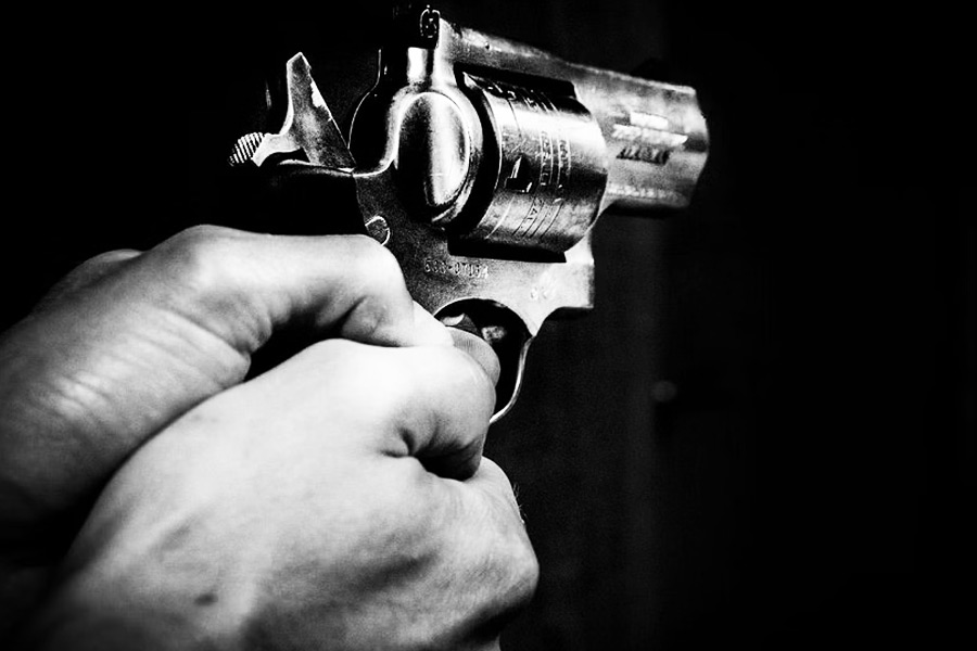 লিওনার্ড লেক এবং চার্লস এনজি ক্যালিফোর্নিয়ার এক সিরিয়াল কিলার জুটি, যারা ‘দ্য কালেক্টর’ থেকে অনুপ্রাণিত হয়ে কমপক্ষে ২৫ জনকে খুন করে। এর মধ্যে দু’জন কিশোরীও ছিল। যাঁদেরকে তারা ‘অপারেশন মিরান্ডা’ হিসাবে উল্লেখ করে যৌন নির্যাতন এবং গৃহস্থালির কাজ করানোর উদ্দেশ্যে অপহরণ করে। ‘দ্য কালেক্টর’ থেকে অনুপ্রেরণা নিয়ে খুন করতেন সিরিয়াল কিলার ক্রিস্টোফার ওয়াইল্ডারও। ১৯৮৫ সালে ক্রিস্টোফার পুলিশের গুলিতে নিহত হন। এই ছবি দেখে উদ্বুদ্ধ হয়ে খুন করতেন রবার্ট বারডেলা নামের এক খুনিও।