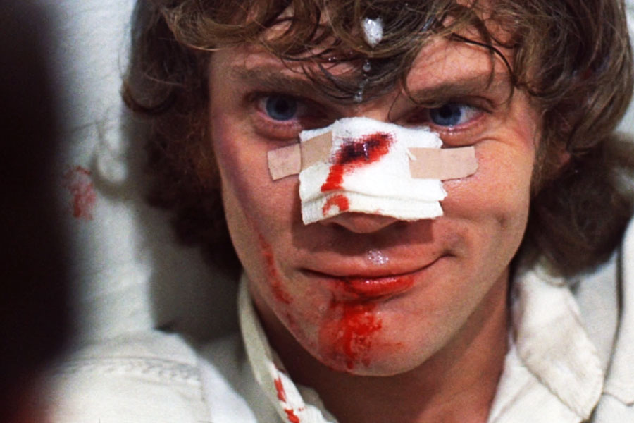 স্ট্যানলি কুব্রিকের ‘আ ক্লকওয়ার্ক অরেঞ্জ’ অ্যান্টনি বার্গেসের উপন্যাসের উপর ভিত্তি করে তৈরি হয়েছিল। ছবিটিক কুব্রিকের অনবদ্য সৃষ্টি বলে মনে করা হয়। এই সিনেমায় এতই হিংসার দৃশ্য ছিল যে, তা অল্পবয়সিদের জন্য নিষিদ্ধ করা হয়েছিল। ১৯৭৩ সালে, রিচার্ড পামার নামে ১৬ বছর বয়সি এক ব্রিটিশ কিশোর একজন গৃহহীন ব্যক্তিকে খুন করে। পুলিশি জিজ্ঞাসাবাদে রিচার্ড জানায়, কুব্রিকের সিনেমার একটি খুনের দৃশ্য থেকে অনুপ্রাণিত হয়ে তিনি এই খুন করেন।